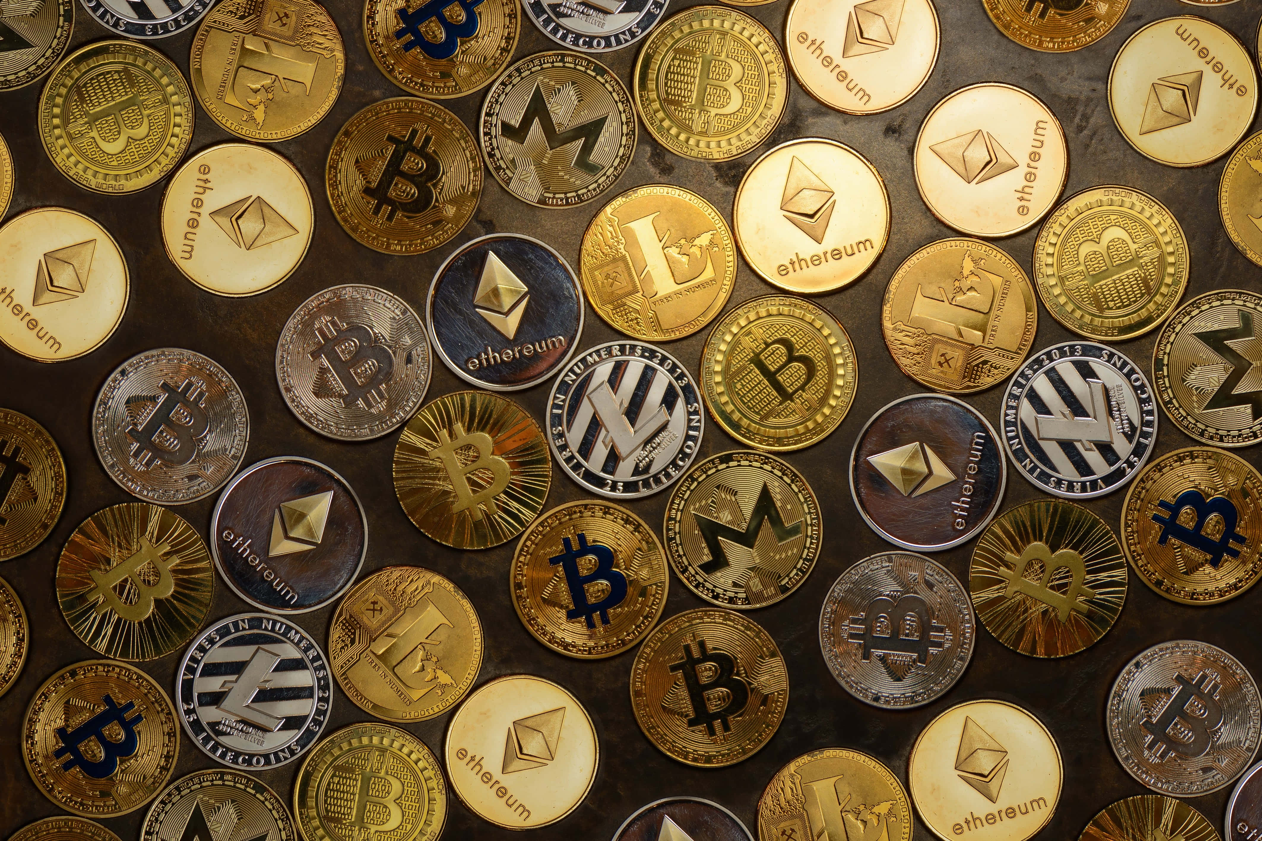 黑色背景上的一組比特幣硬幣 壁紙