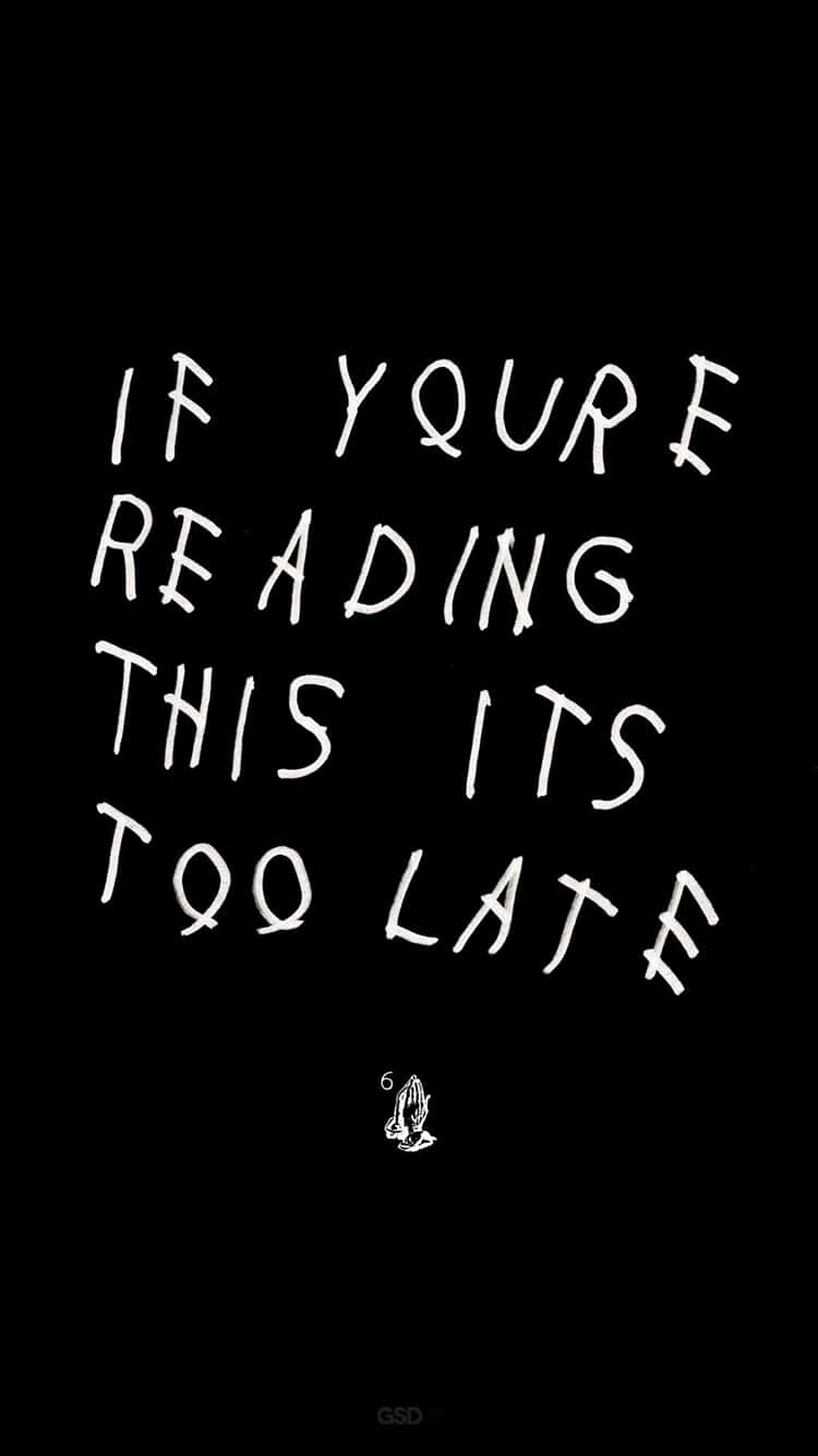 桌布 壁紙 — 黑色背景上的白色手寫文字寫著「IF YQURE READING THIS ITS TOO LATE」，下方有一個細小的祈禱手圖標。