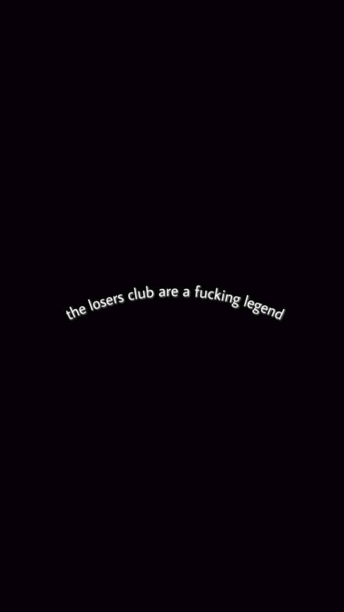 Losers Club 桌布 壁紙 — 黑色背景上的白色文字以彎曲的弧形顯示 'the losers club are a fucking legend'。