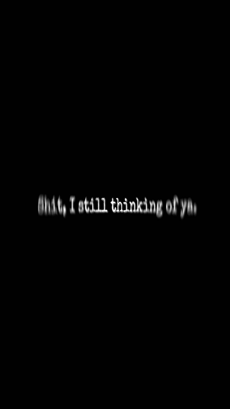 桌布 壁紙 — 黑色背景上的白色文字以模糊字體顯示「Shit I still thinking of ya」。