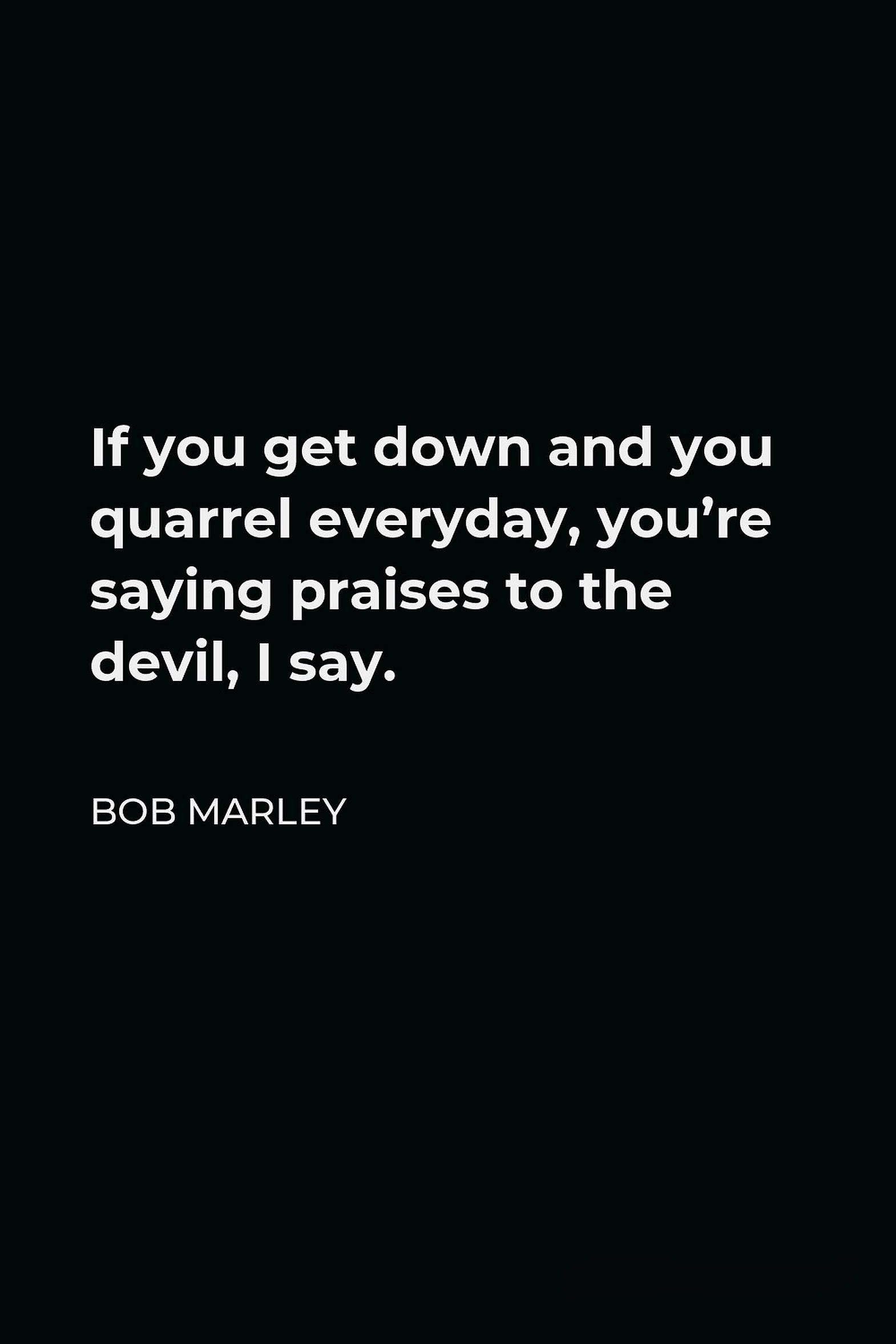 bob 桌布 壁紙 — 黑色背景上的白色文字顯示了 Bob Marley 關於爭吵和讚美魔鬼的名言。