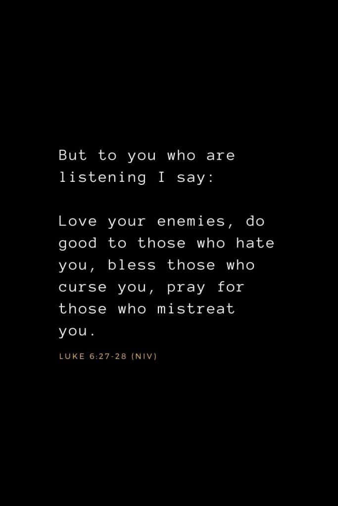 enemy 桌布 壁紙 — 黑色背景上的白色文字顯示了路加福音6:27-28的聖經經文，敦促愛仇敵並為迫害者祝福。