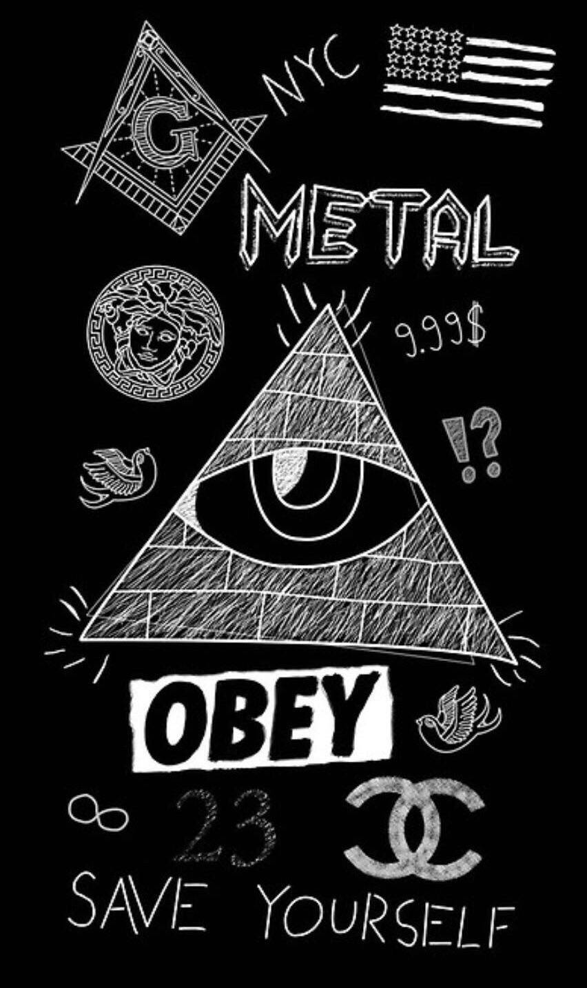 illuminati 桌布 壁紙 — 黑色背景上的粉筆風格塗鴉牆拼貼，包含金字塔之眼、Obey、Chanel、共濟會符號和美國國旗。
