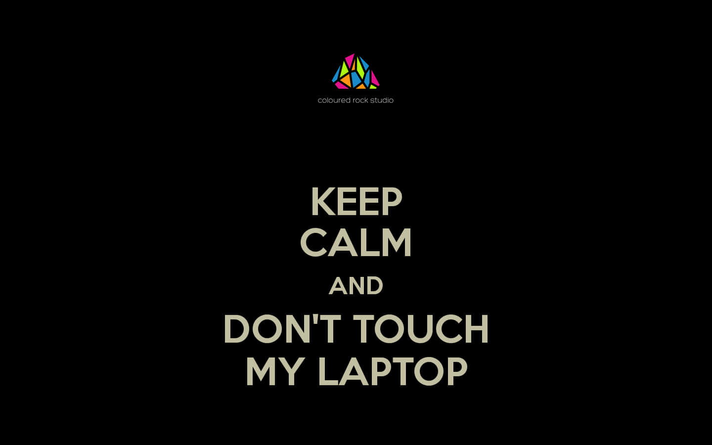 黑色 桌布 壁紙 — 黑色背景上的粗體奶油色文字寫著 'KEEP CALM AND DON'T TOUCH MY LAPTOP'，上方有一個色彩繽紛的標誌。