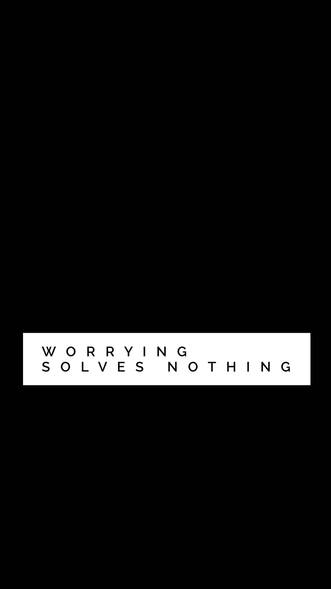 Simple Black And White 桌布 壁紙 — 黑色背景上的粗體白色文字以極簡字體宣告「WORRYING SOLVES NOTHING」。