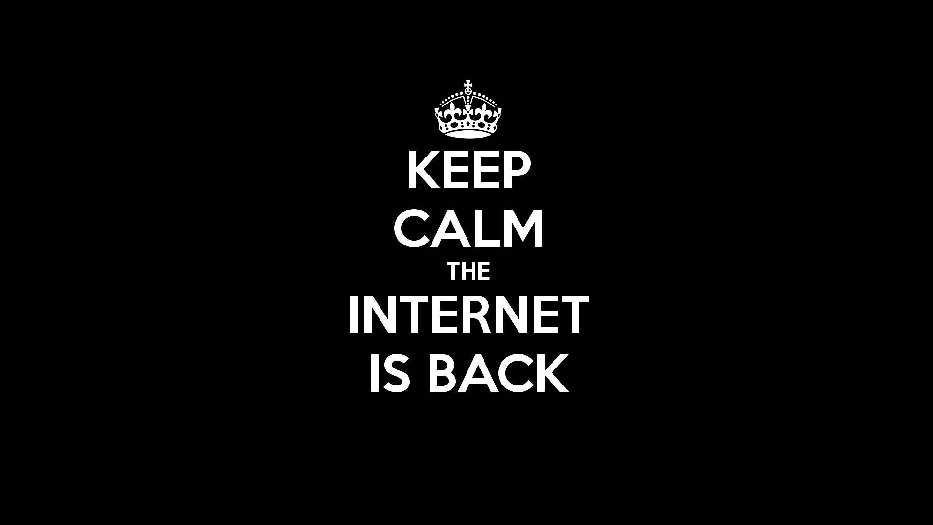 keep 桌布 壁紙 — 黑色背景上的粗體白色文字在皇冠下宣告「KEEP CALM THE INTERNET IS BACK」。