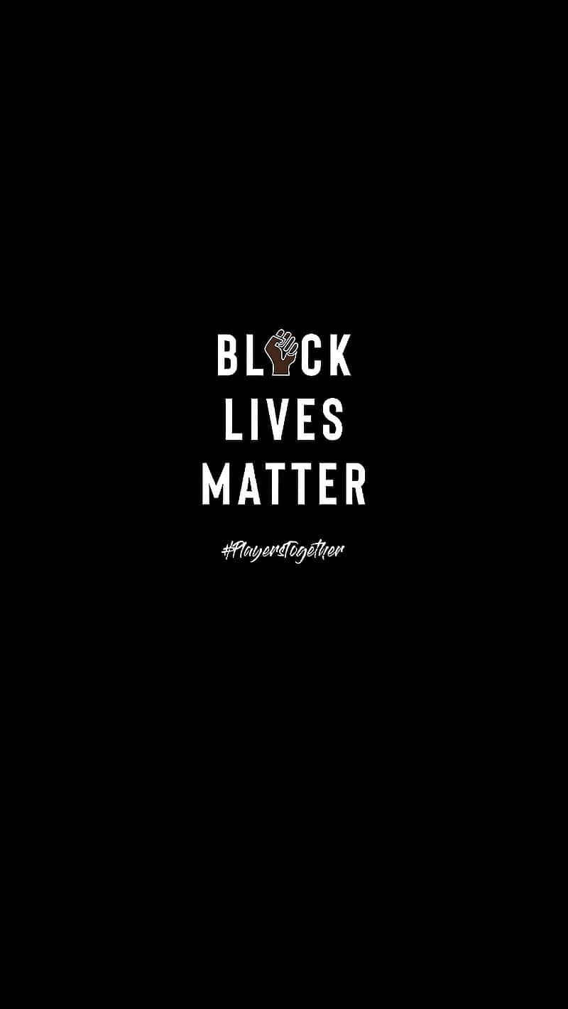 圖案 桌布 壁紙 — 黑色背景上的粗體白色文字宣告「BLACK LIVES MATTER」，以舉起的拳頭取代「O」，下方有「#Prayertogether」。