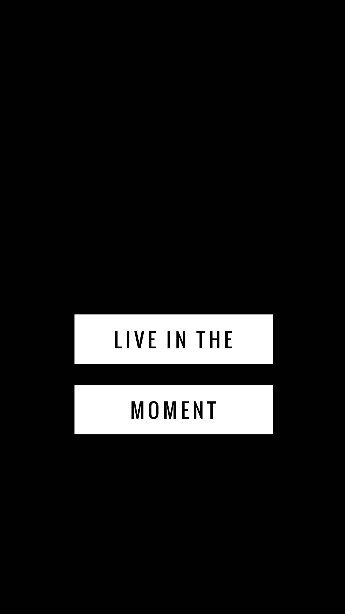 Motivational Quotes 桌布 壁紙 — 黑色背景上的粗體白色文字框以極簡字體宣告「LIVE IN THE MOMENT」。