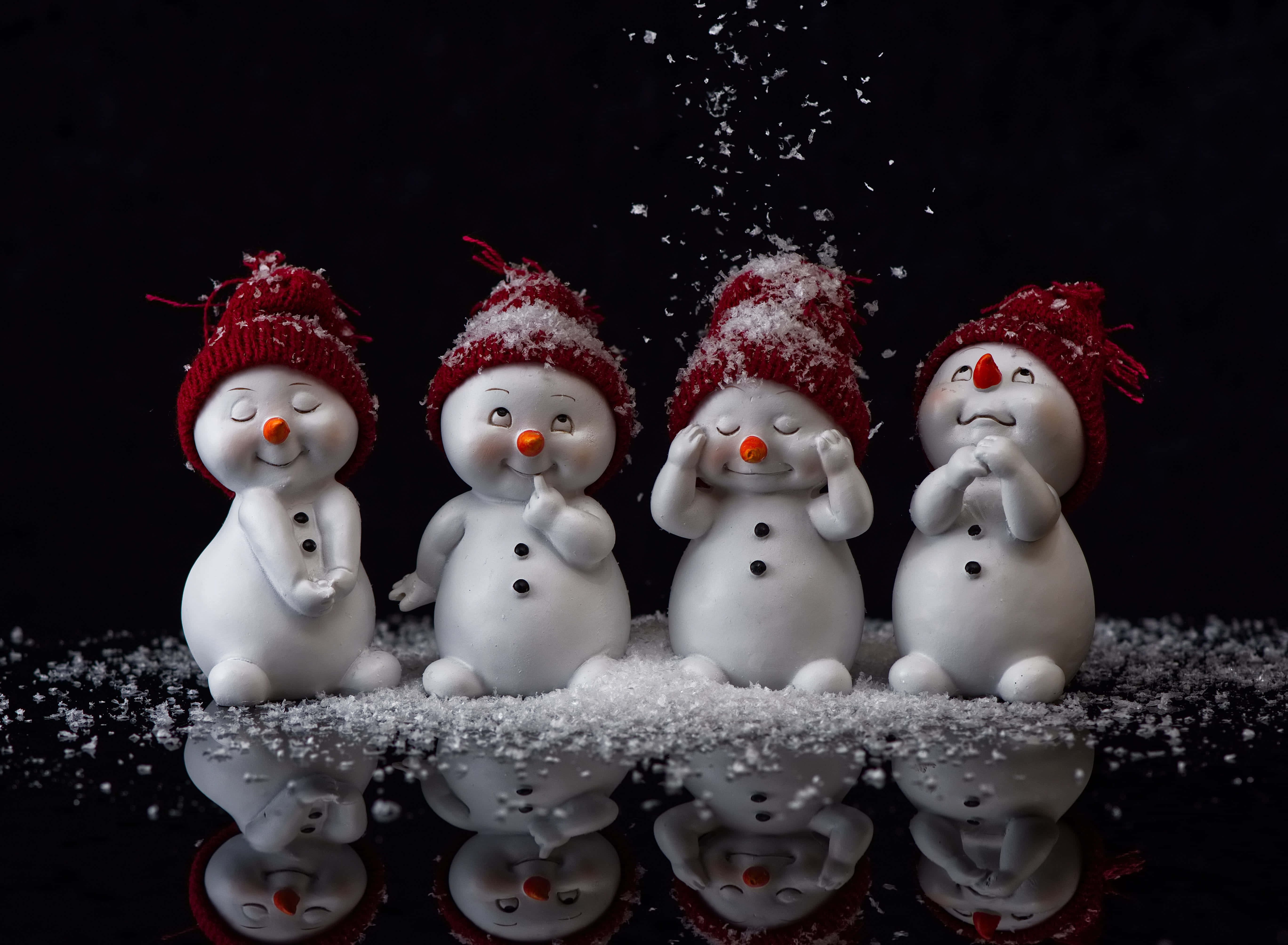 黑色背景上的紅帽雪人 壁紙