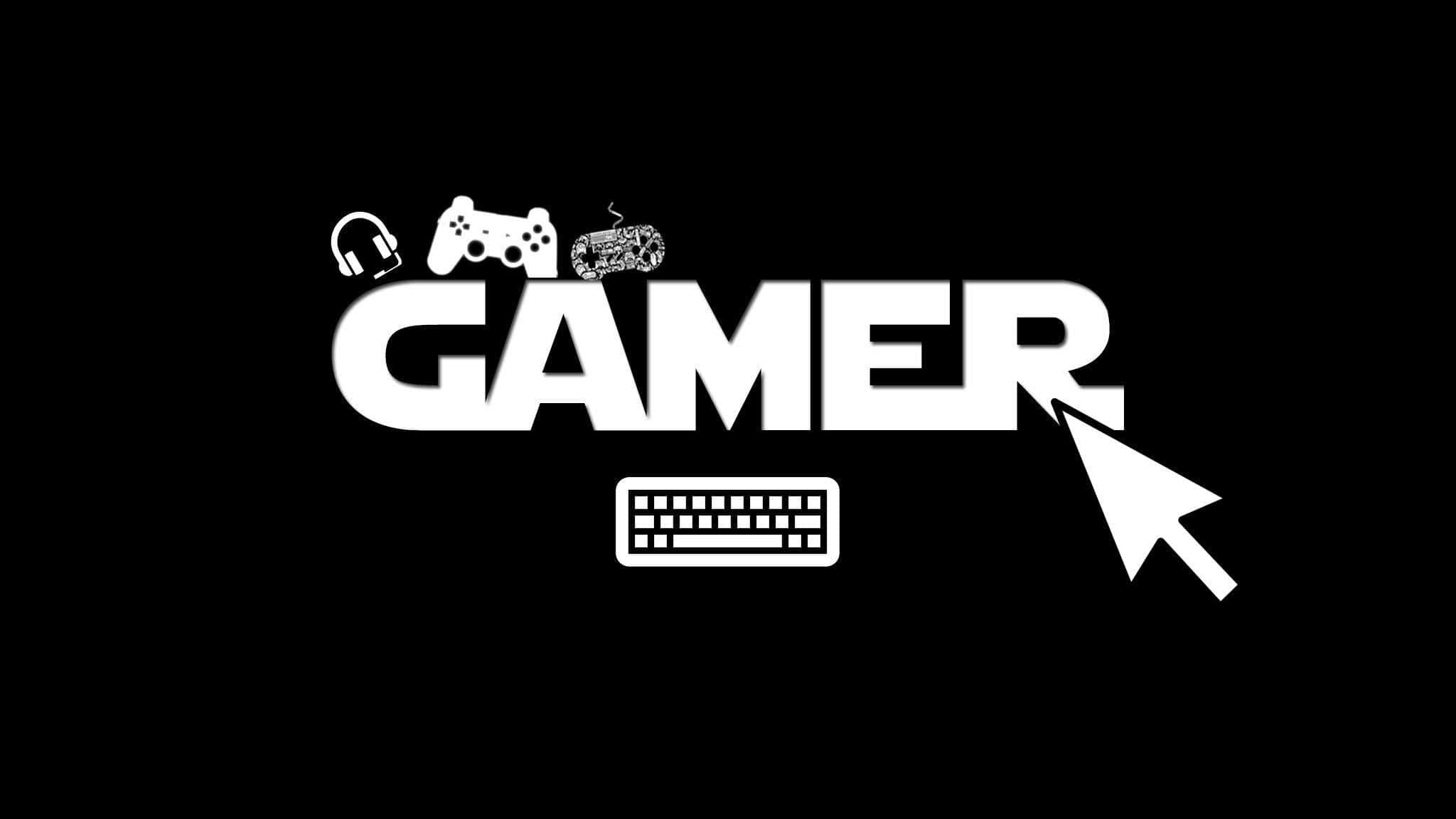 channel 桌布 壁紙 — 黑色背景上粗體白色「GAMER」文字，周圍環繞著遊戲圖示，如控制器、鍵盤和滑鼠游標。