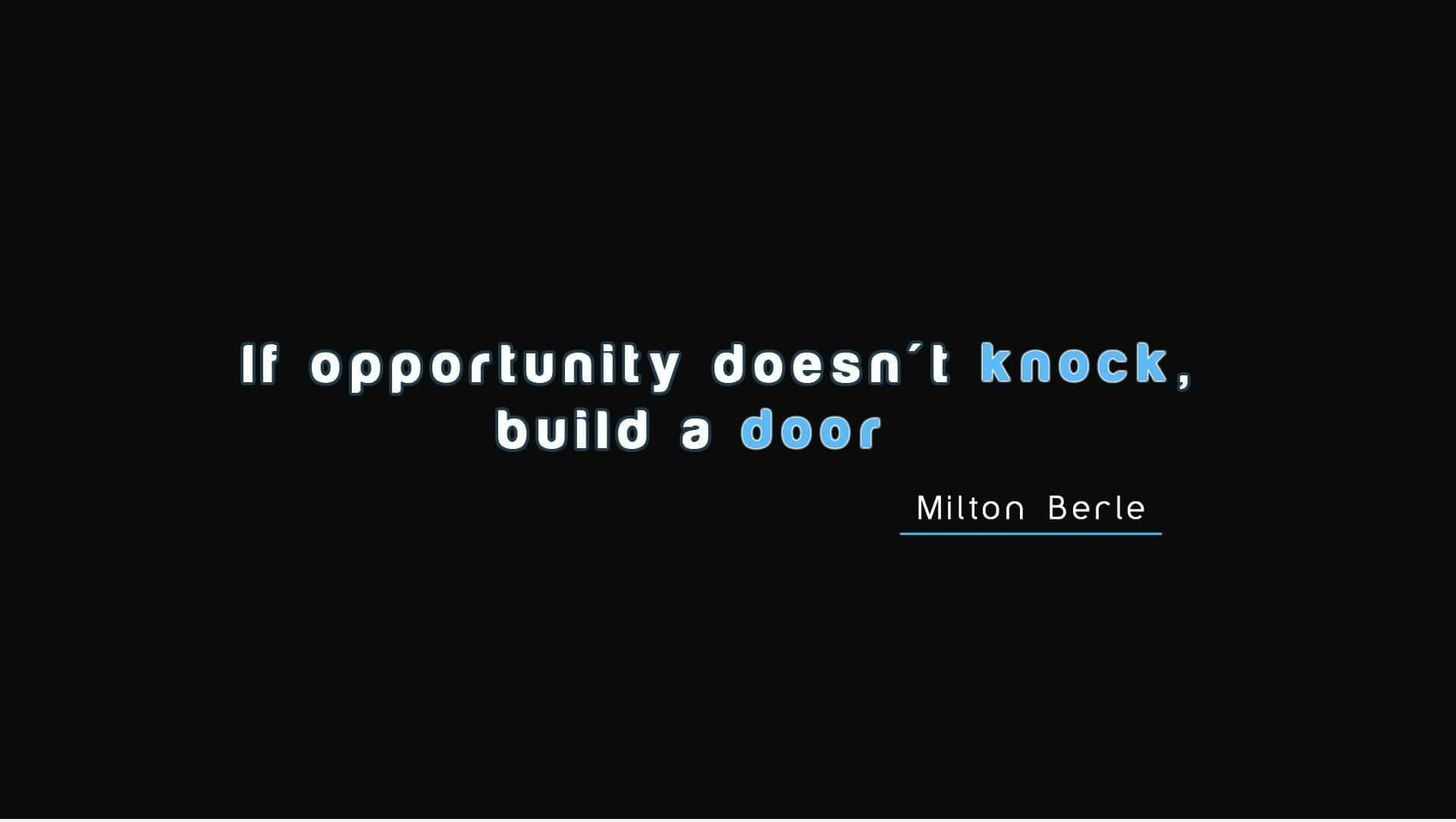 Football Quotes 桌布 壁紙 — 黑色背景上粗體白色和藍色文字寫著「If opportunity doesn't knock build a door」，其中「knock」和「door」以藍色突出顯示，下方是作者Milton Berle。