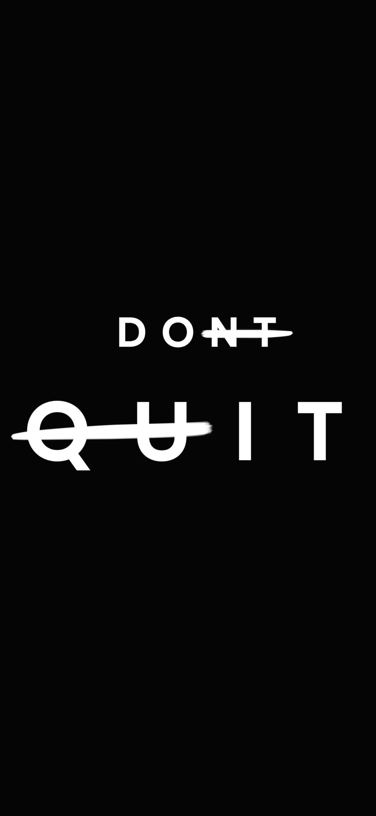 1290x2796 桌布 壁紙 — 黑色背景上粗體白色文字寫著「DON'T QUIT」，其中「T」和「Q」被筆觸劃掉。
