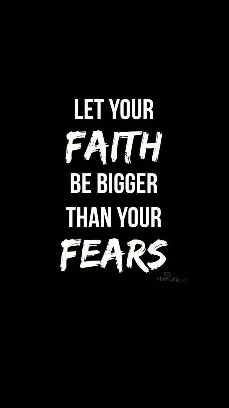 語錄 桌布 壁紙 — 黑色背景上粗體白色文字寫著「LET YOUR FAITH BE BIGGER THAN YOUR FEARS」，使用磨損的筆觸字體。