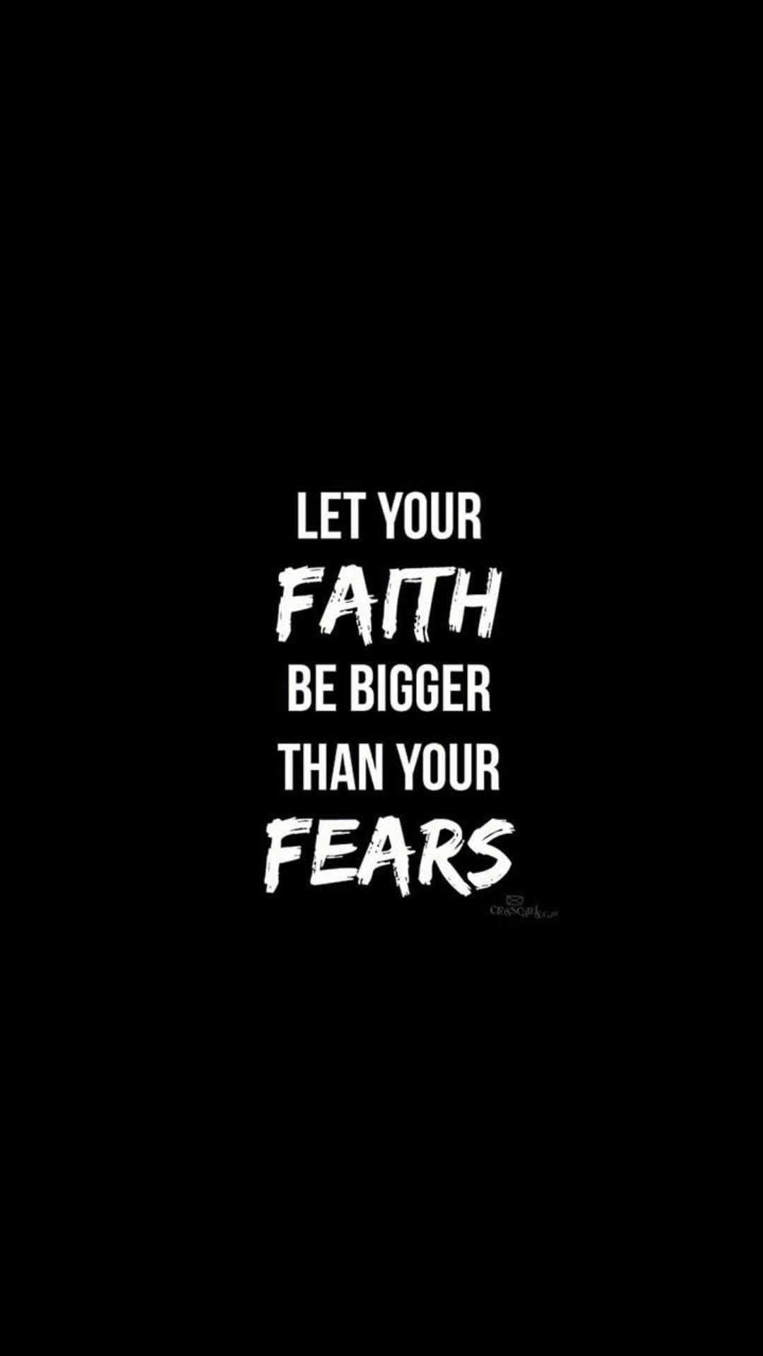 Inspirational Quotes 桌布 壁紙 — 黑色背景上粗體白色文字寫著：讓你的信念比恐懼更大。