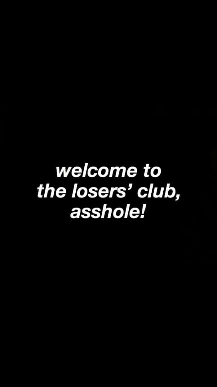 Losers Club 桌布 壁紙 — 黑色背景上粗體白色文字寫著歡迎來到失敗者俱樂部，混蛋！