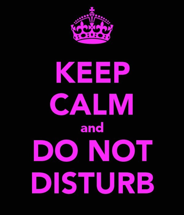 keep calm iPhone 桌布 壁紙 — 黑色背景上粗體粉紅色文字在皇冠下寫著「KEEP CALM and DO NOT DISTURB」。