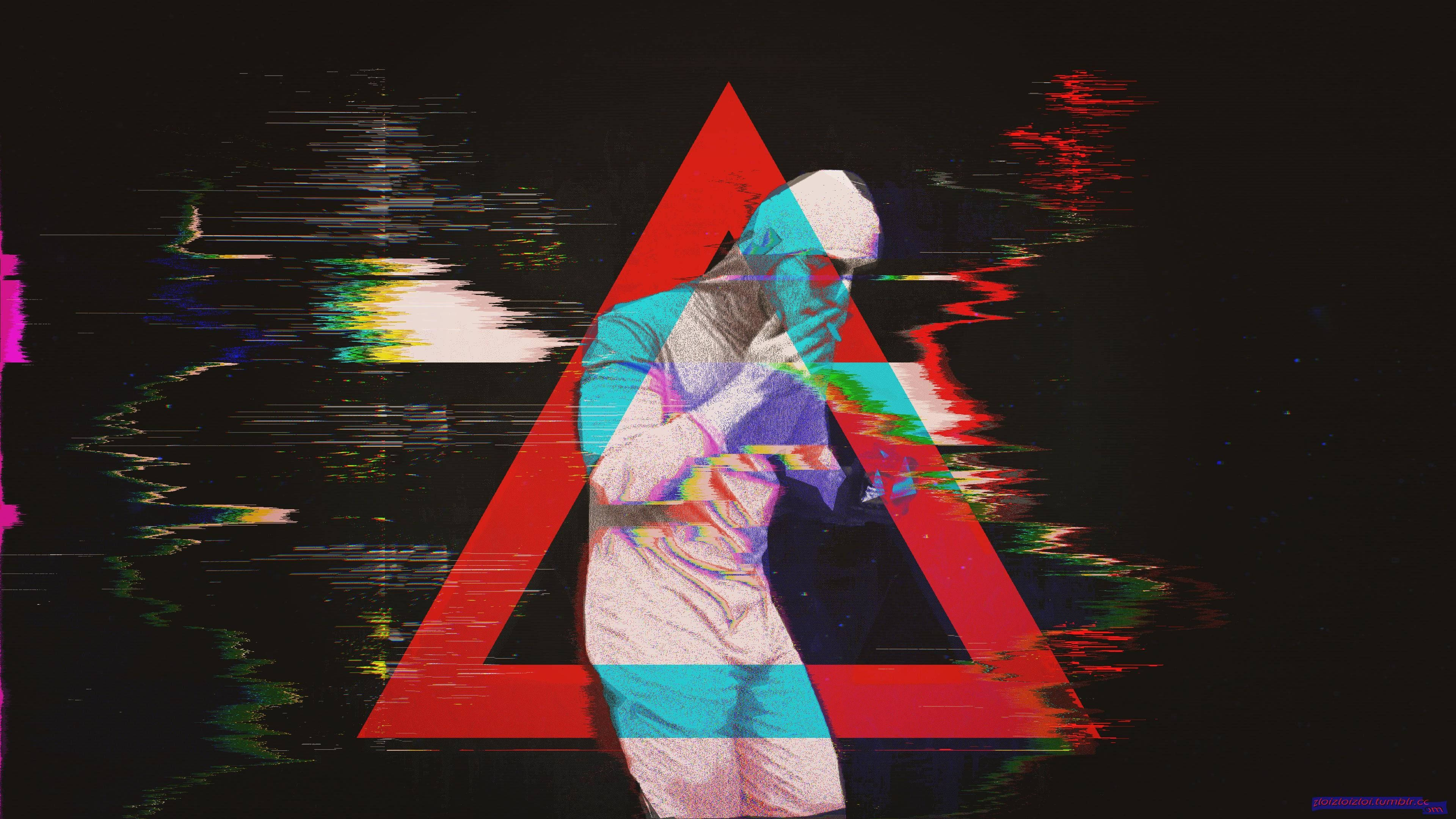 filthy frank 桌布 壁紙 — 黑色背景上紅色三角形內帶有扭曲彩虹色彩的故障藝術人物。