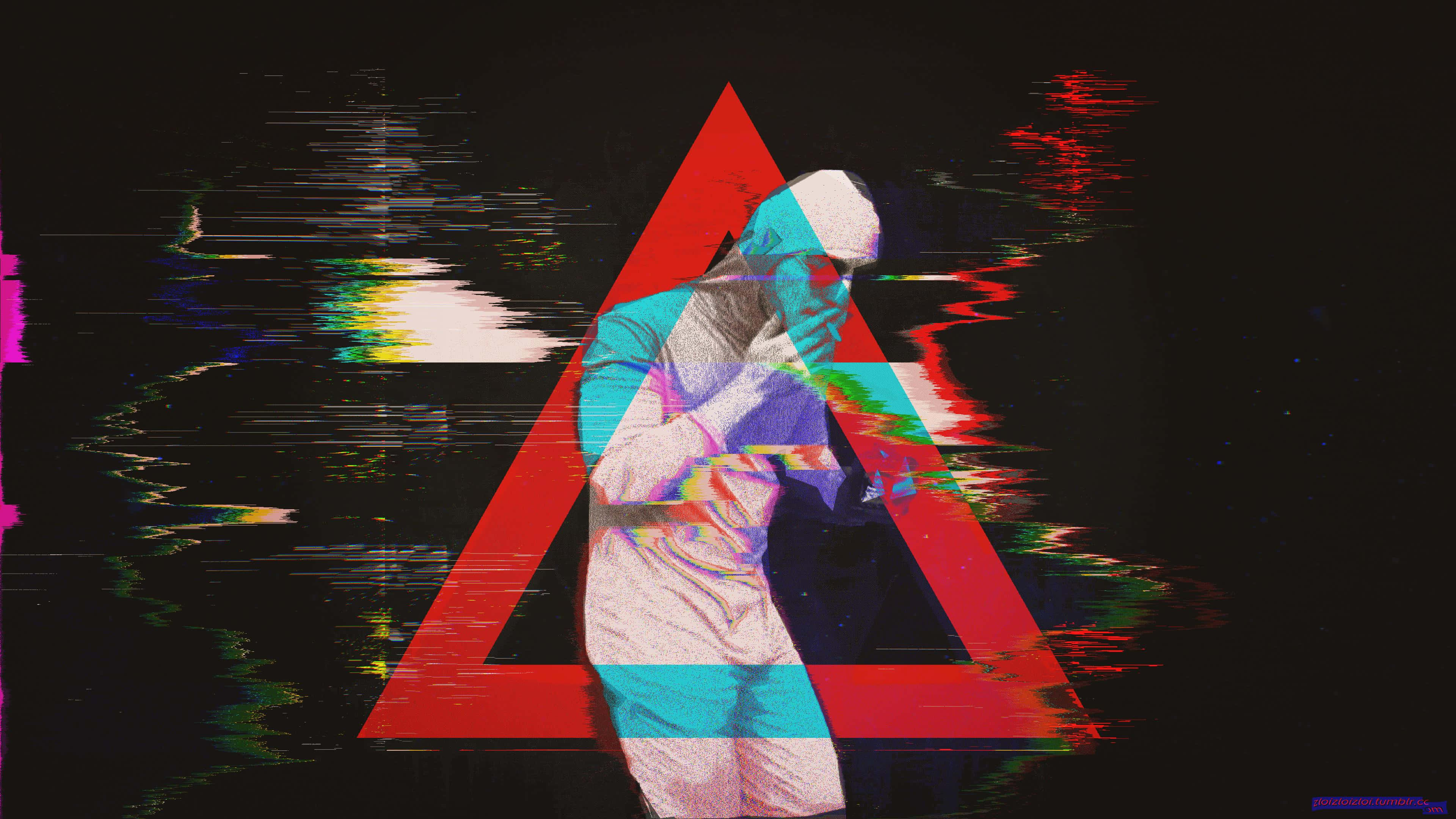 Glitch Effect 桌布 壁紙 — 黑色背景上紅色三角形內帶有扭曲彩虹色彩的故障藝術人物。