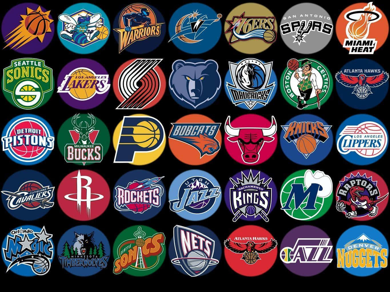 NBA Teams 桌布 壁紙 — 黑色背景上色彩繽紛的NBA球隊標誌網格，展示職業籃球特許經營權。
