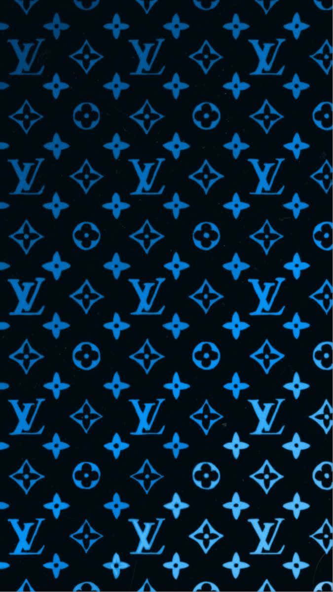 Louis Vuitton Blue 桌布 壁紙 — 黑色背景上重複的藍色 Louis Vuitton 字母圖案，營造出大膽奢華的壁紙。