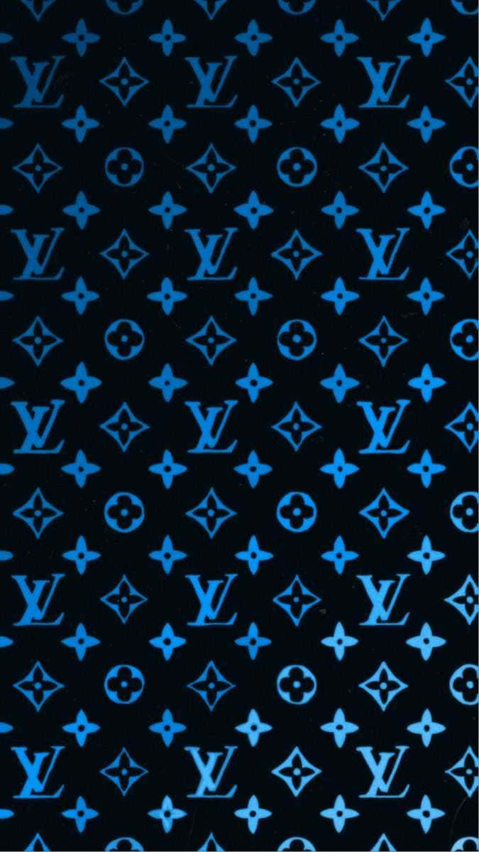桌布 壁紙 — 黑色背景上重複的藍色 Louis Vuitton 字母組合圖案，營造出大膽的奢華壁紙。