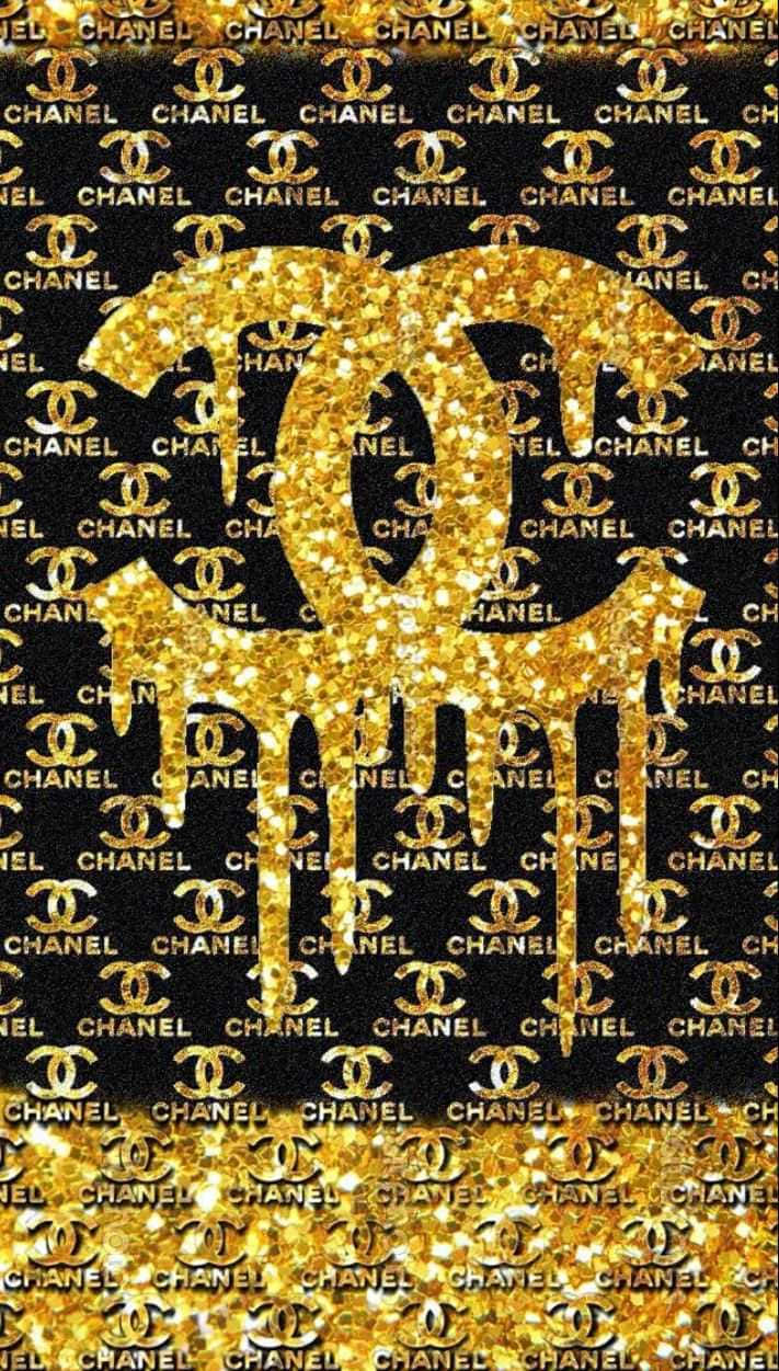 香奈兒標誌 桌布 壁紙 — 黑色背景上重複著金色 Chanel 標誌，中央有一個閃閃發光滴落的 CC 標誌。