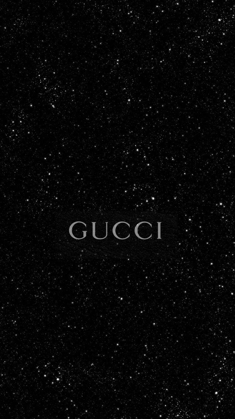 Gucci iPhone 桌布 壁紙 — 黑色背景上點綴著白色星星，中央有銀色字體的GUCCI字樣。