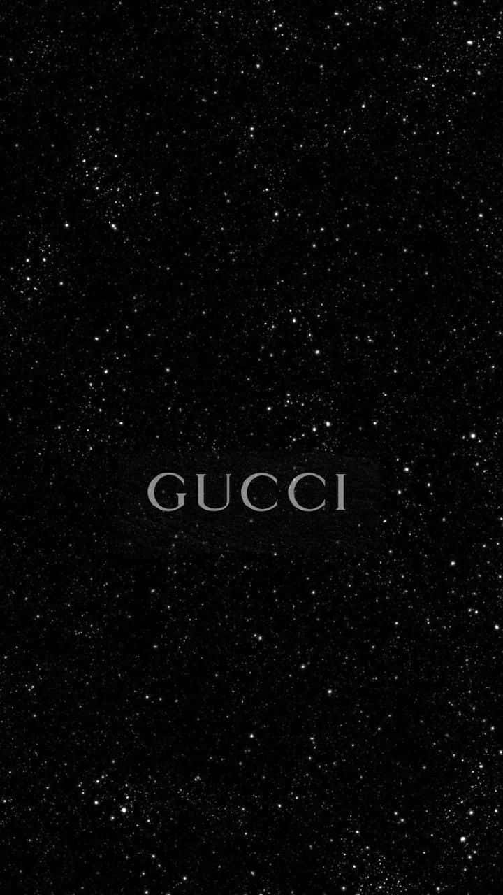 Luxury Brands 桌布 壁紙 — 黑色背景上點綴著白色星星，中央有銀色字體的GUCCI字樣。
