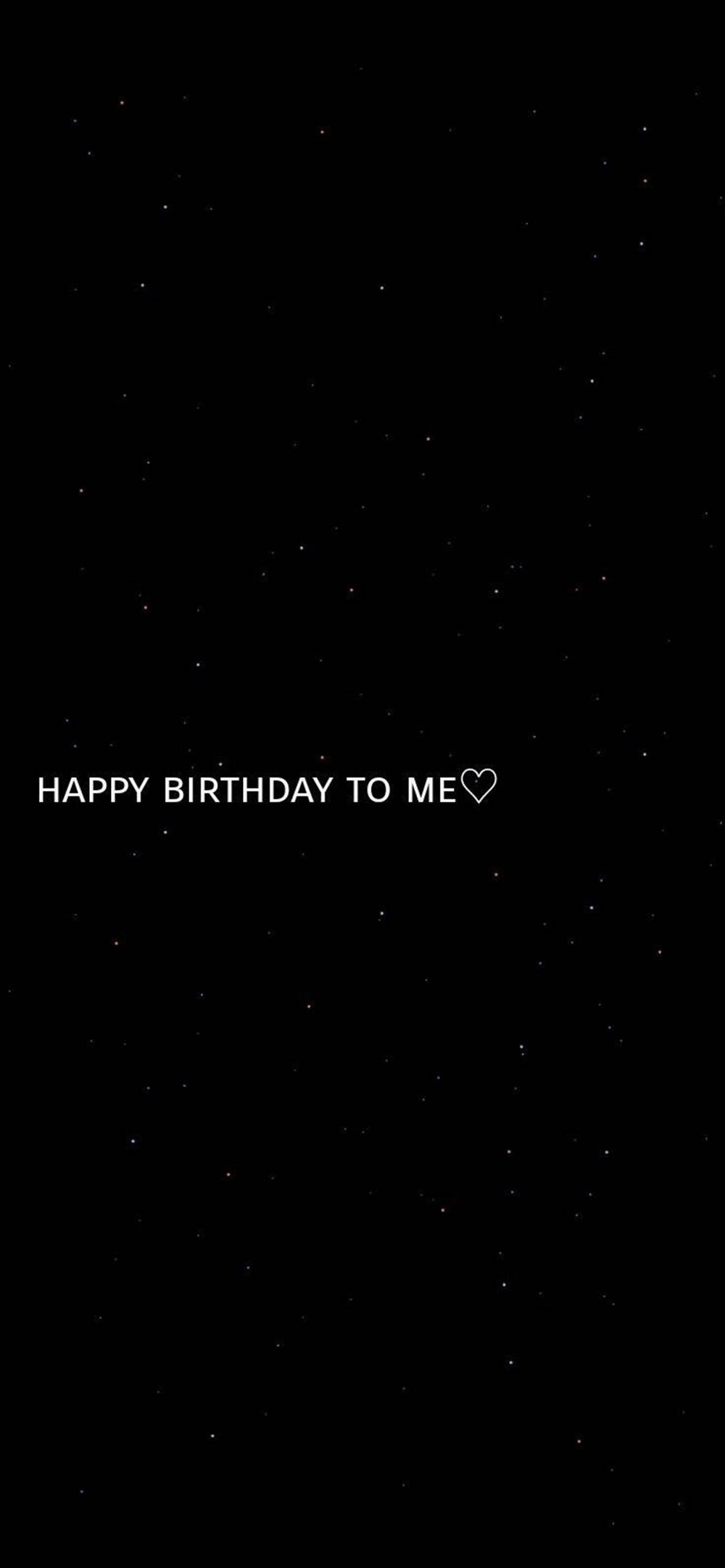 Aesthetic Happy Birthday 桌布 壁紙 — 黑色背景上點綴著細小的白色星星，顯示文字「HAPPY BIRTHDAY TO ME」並附有心形符號。