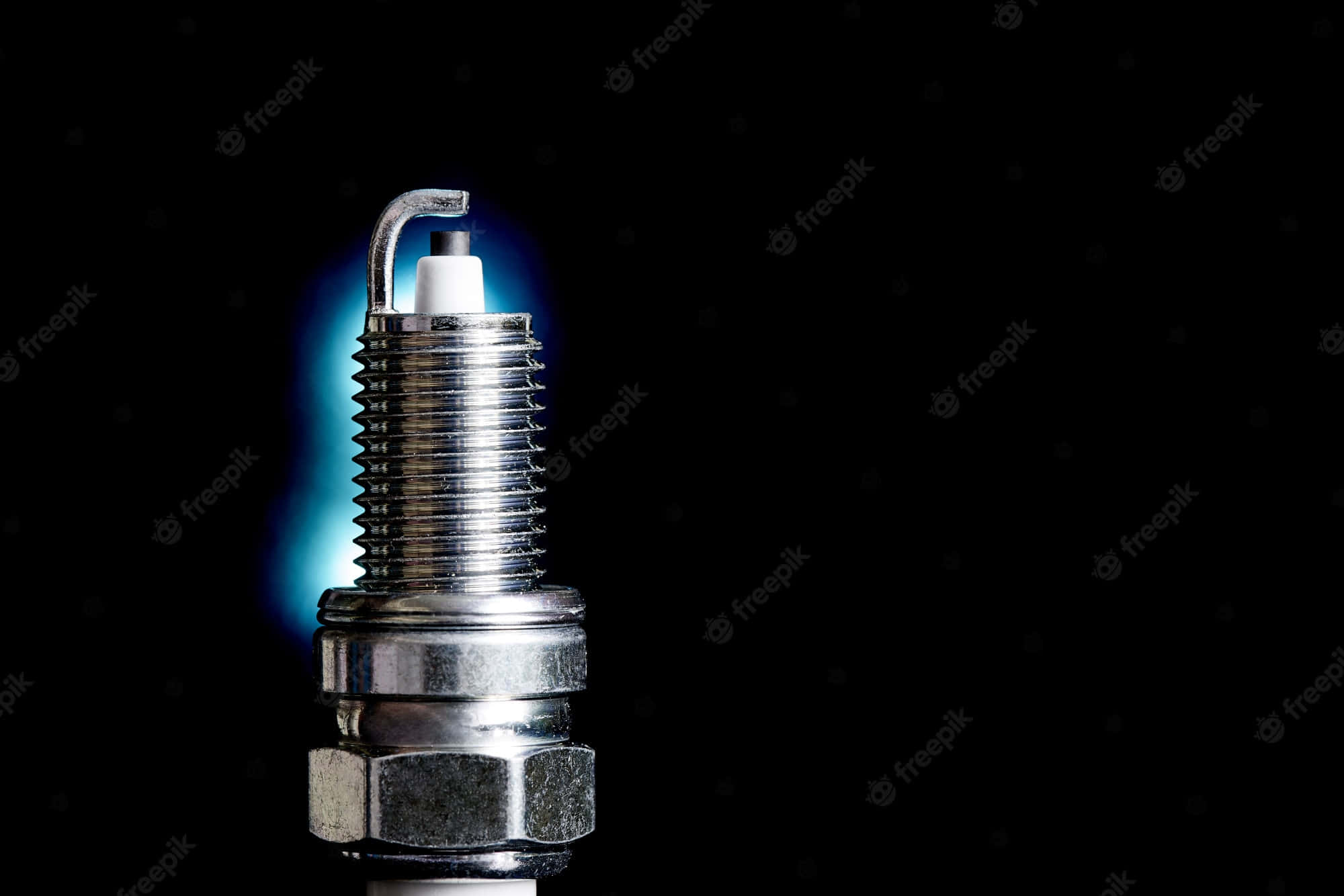 Electrical 桌布 壁紙 — 黑色背景下發出藍色火焰的火星塞特寫。