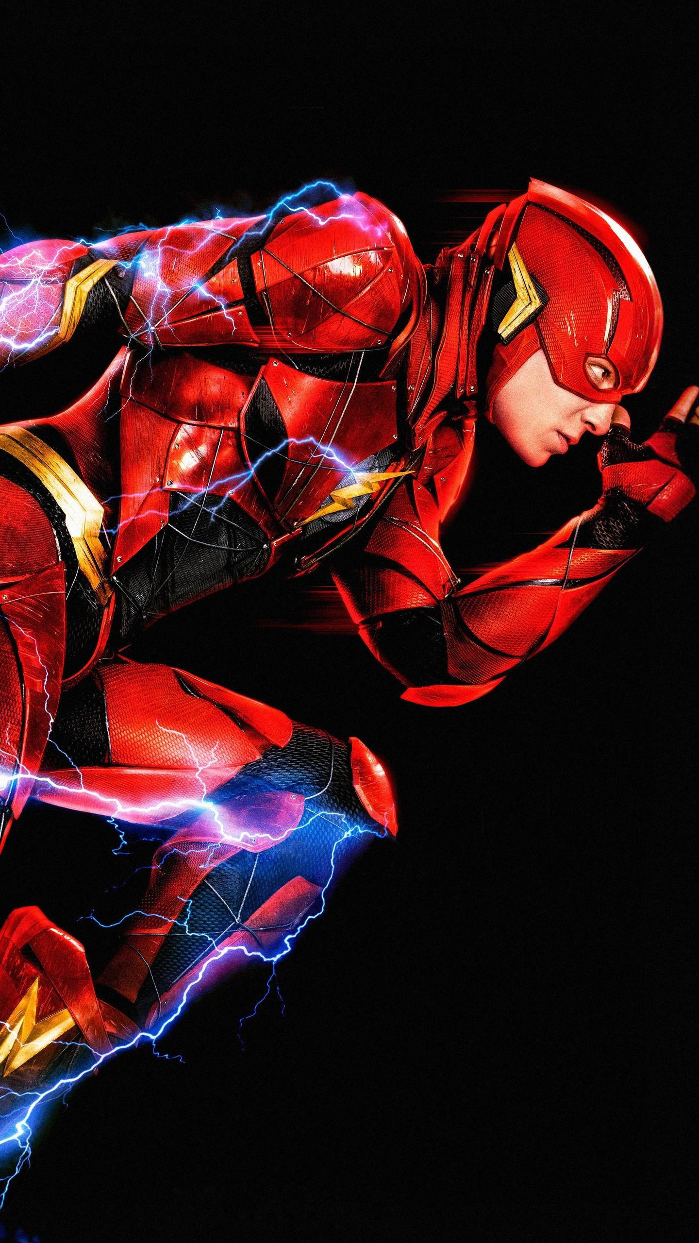 the flash iPhone 桌布 壁紙 — 黑色背景中，身穿紅色戰衣的閃電俠向前疾馳，電藍色閃電在他身體周圍劈啪作響。