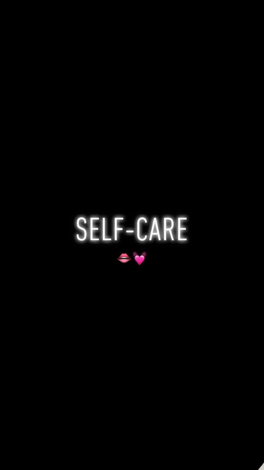 Self Care 桌布 壁紙 — 黑色背景中央有粗體發光白色文字「SELF-CARE」，下方有粉紅色嘴唇和愛心表情符號。