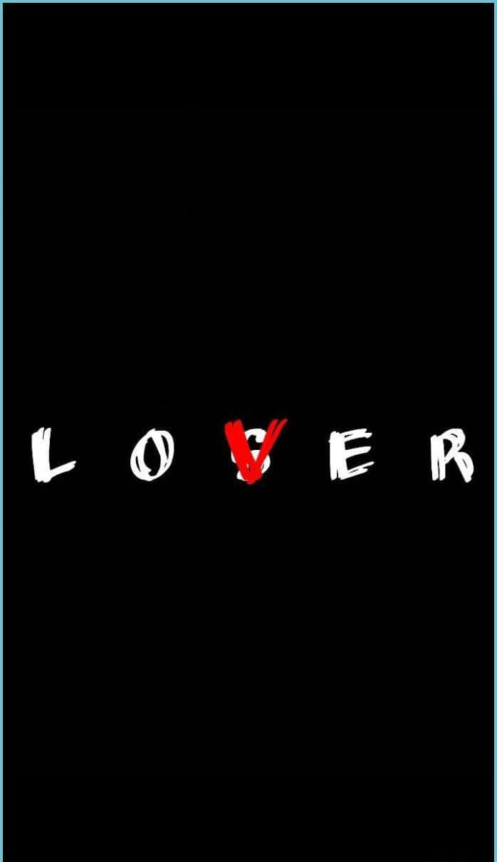 Lover Loser 桌布 壁紙 — 黑色背景中央有粗體白色字母 'LOVER'，其中 'V' 帶有紅色斜線。