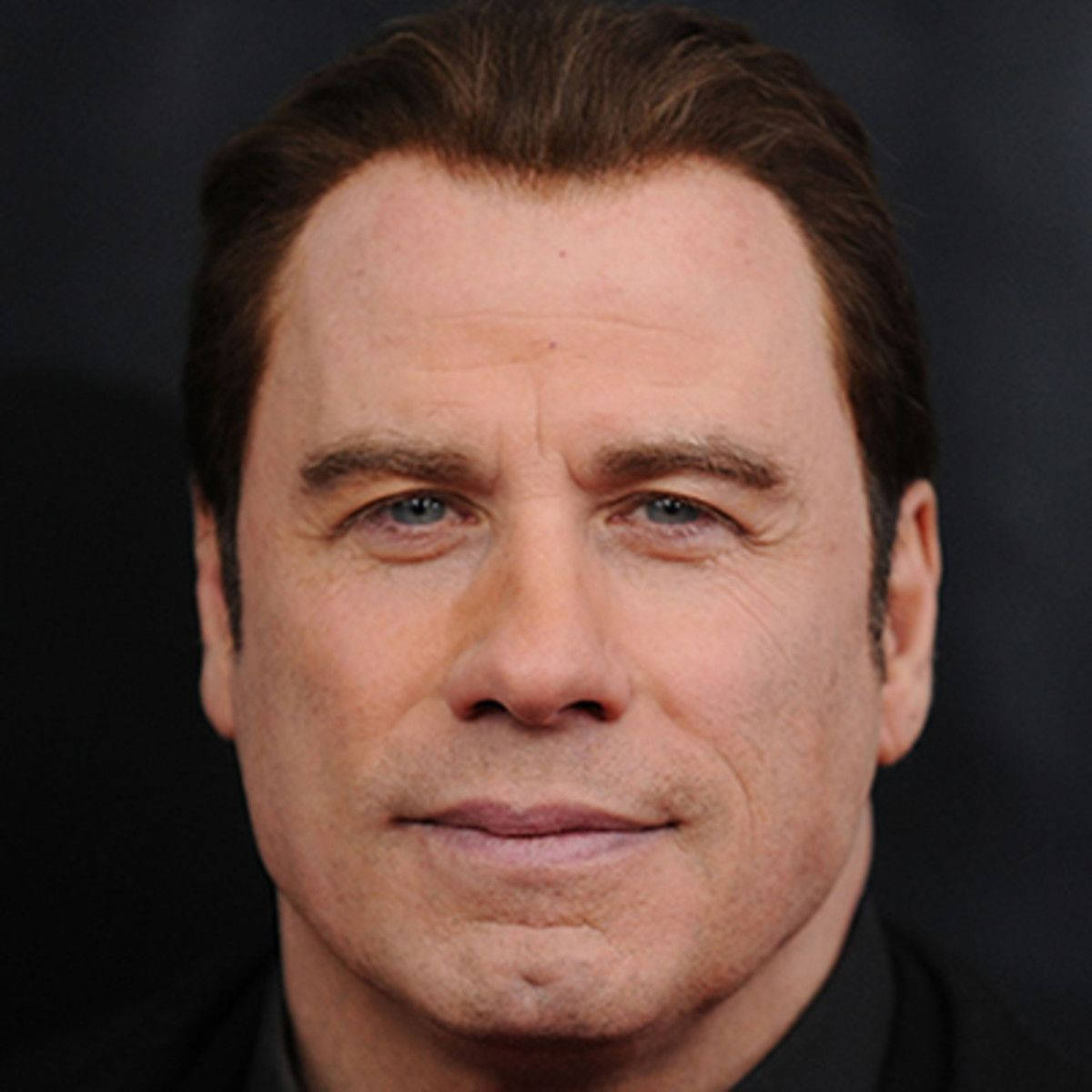 Celebrity 桌布 壁紙 — 黑色背景前，一名擁有強烈藍色眼睛和深色頭髮的男士的 close-up 肖像。