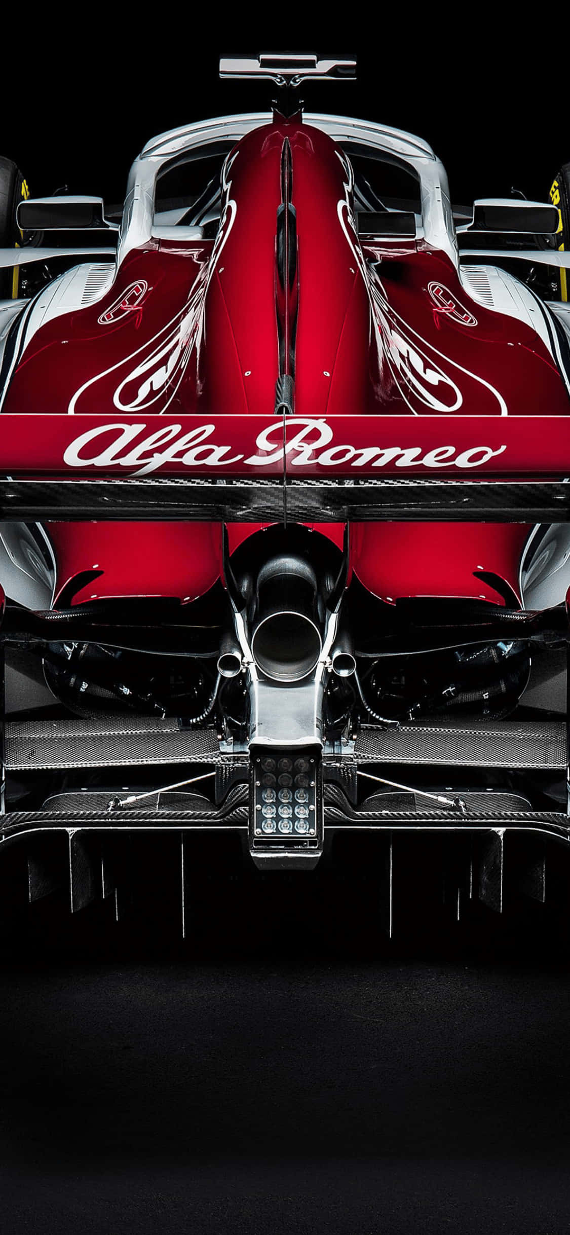 F1 2018 桌布 壁紙 — 黑色背景前，紅色和銀色愛快羅密歐一級方程式賽車的戲劇性後視圖。