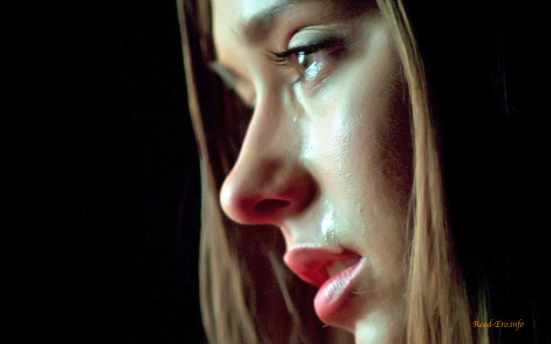 cry 桌布 壁紙 — 黑色背景昏暗光線下，女性淚流滿面的臉部特寫。
