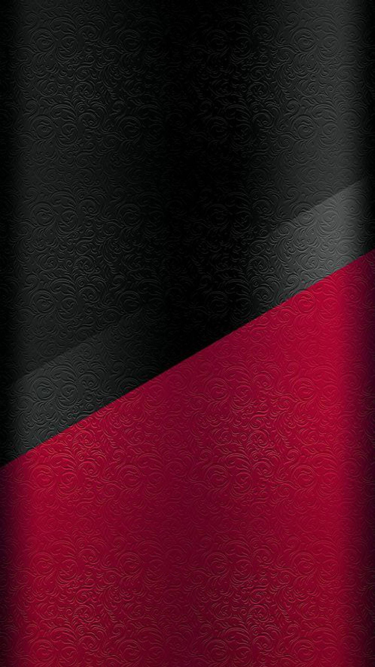 iPhone 桌布 壁紙 — 黑色與深紅色紋理壁紙的時尚對角分割，帶有微妙的漩渦壓花圖案。