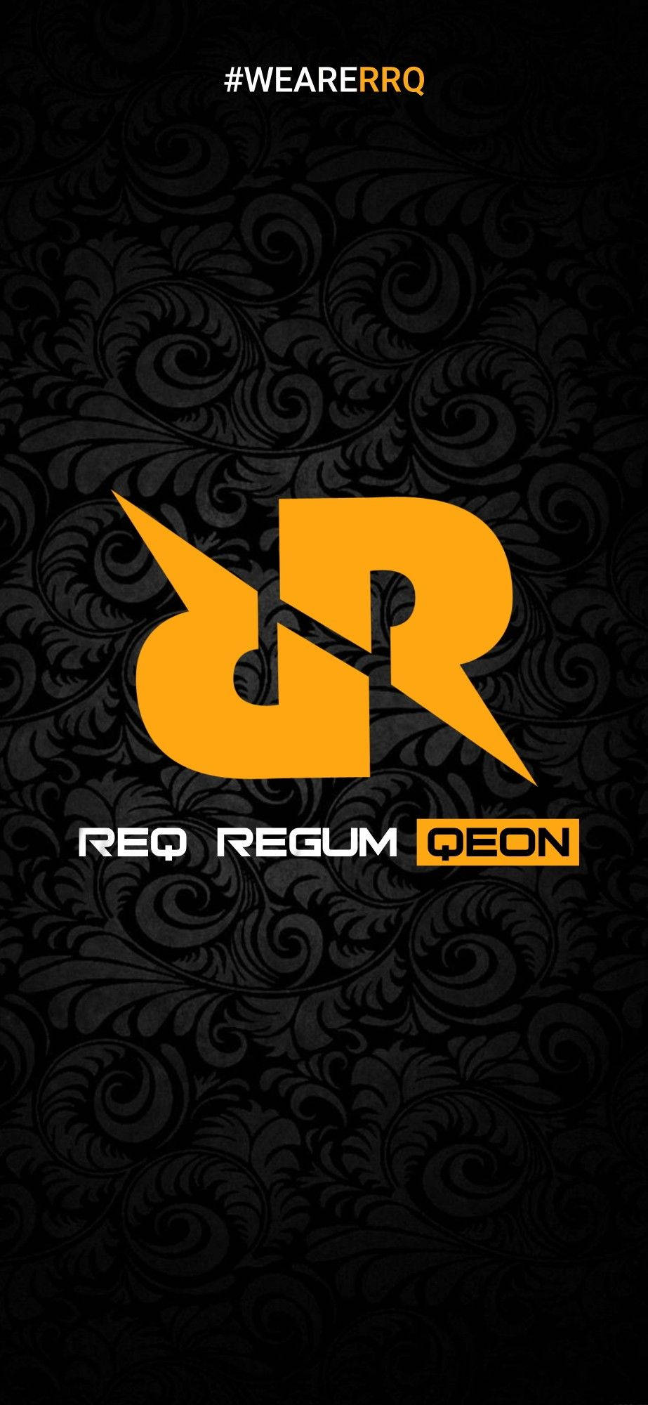 Team 桌布 壁紙 — 黑色華麗壁紙上帶有文字 REQ REGUM QEON 和標籤的大膽橙色風格標誌。