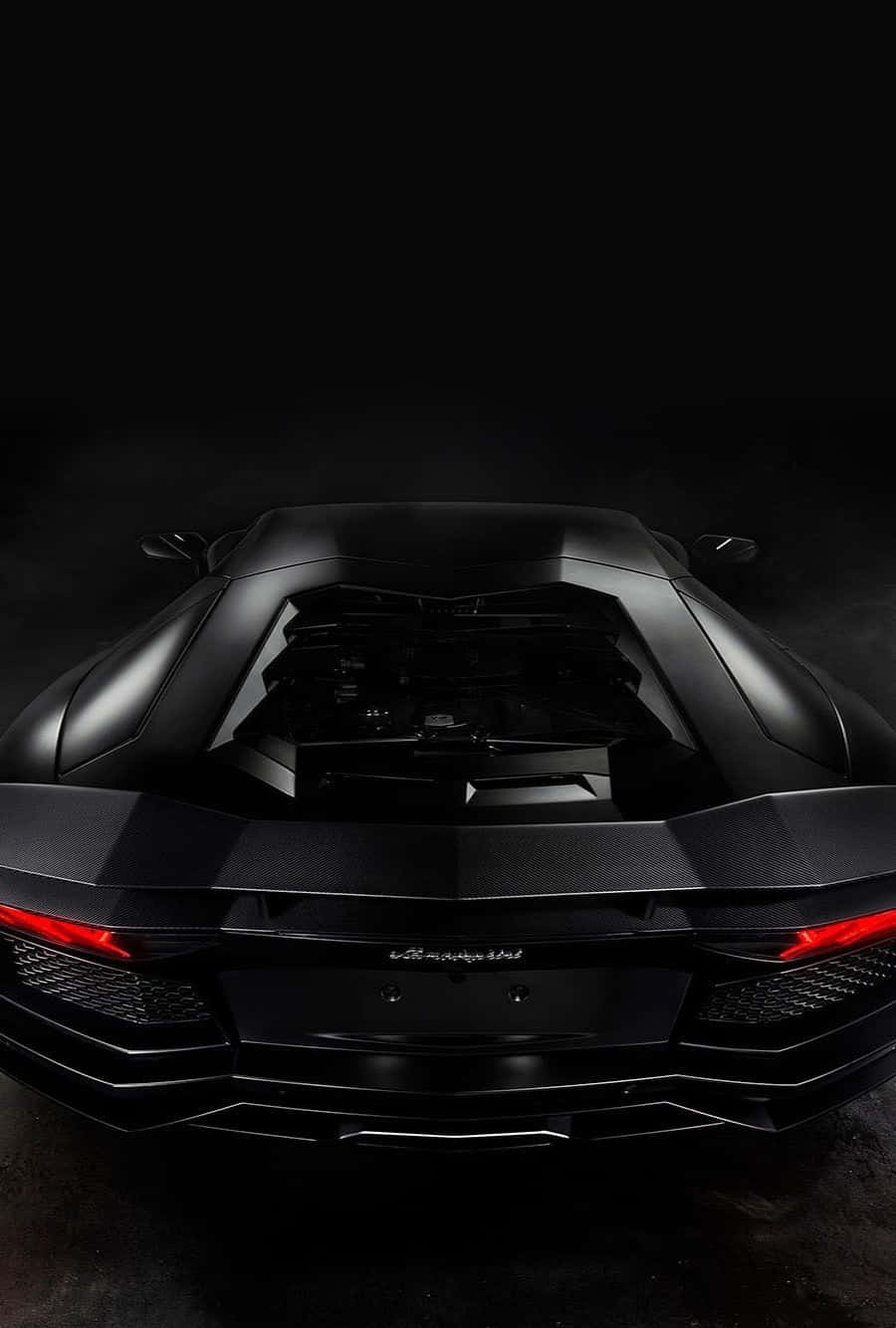 跑車 桌布 壁紙 — 黑色藍寶堅尼Aventador的時尚後視圖，紅色尾燈在黑暗煙霧繚繞的攝影棚背景下發光。