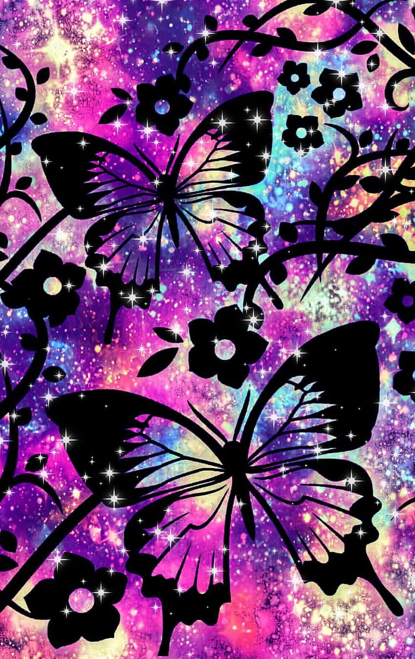 Glitter Butterfly 桌布 壁紙 — 黑色蝴蝶和花卉剪影漂浮在閃爍的宇宙紫色和粉紅色銀河背景上。