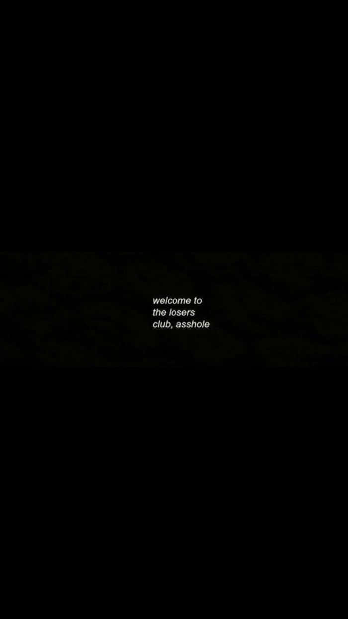 Losers Club 桌布 壁紙 — 黑色螢幕中央有白色文字顯示「歡迎來到失敗者俱樂部，混蛋」。