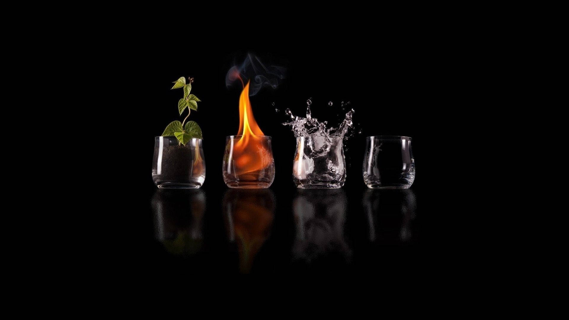 Drink 桌布 壁紙 — 黑色表面上四個玻璃杯，每個都裝有經典元素：植物、火焰、水花和空杯，帶有生動的倒影。
