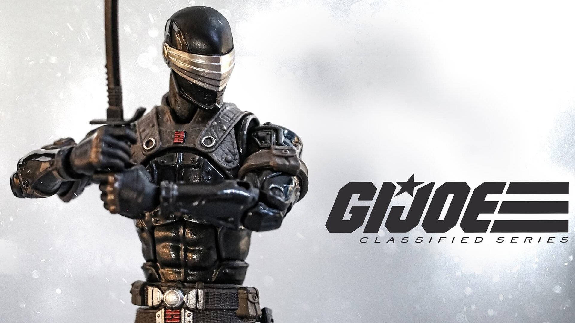 Eyes 桌布 壁紙 — 黑色裝束的G.I. Joe Classified Series動作人偶在雪景背景中手持劍，帶有標誌。