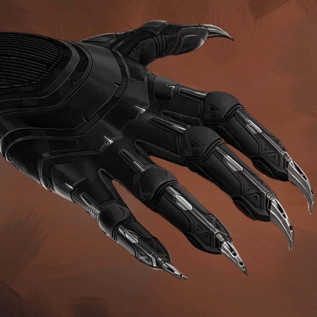 Panther Claws 桌布 壁紙 — 黑色裝甲護手特寫，金屬爪伸出，背景為溫暖的棕色。