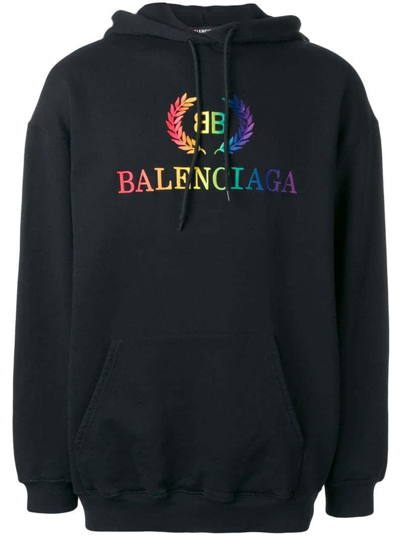 巴黎世家 桌布 壁紙 — 黑色連帽上衣，正面有彩虹色 Balenciaga 標誌和月桂花環，背景為白色。