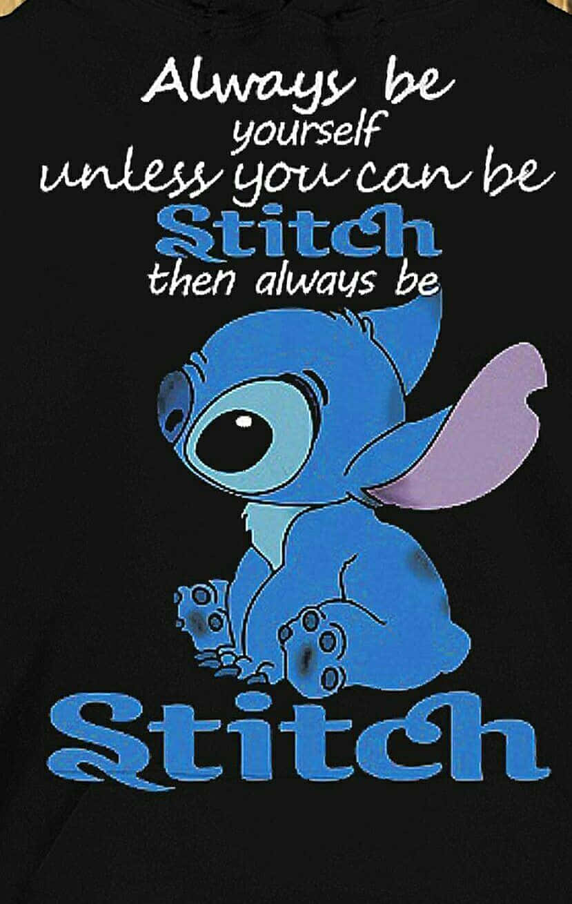 Stitch 桌布 壁紙 — 黑色連帽上衣有一個藍色史迪奇圖案，並附有語錄「always be yourself unless you can be stitch then always be stitch」。