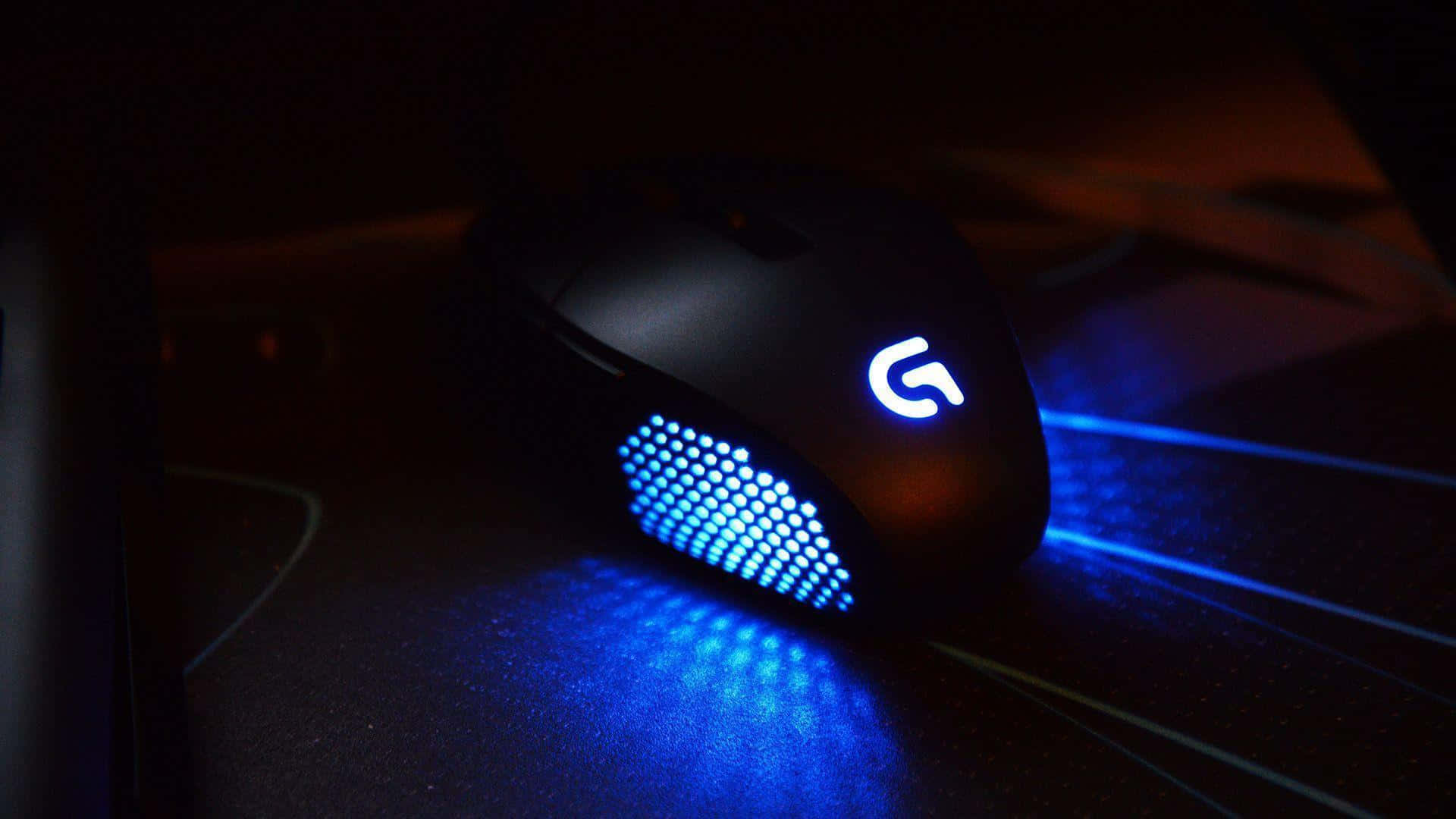 Gaming Mouse 桌布 壁紙 — 黑色遊戲滑鼠帶有發光藍色LED燈，在昏暗光線下於深色桌面表面投射出鮮豔的光芒。