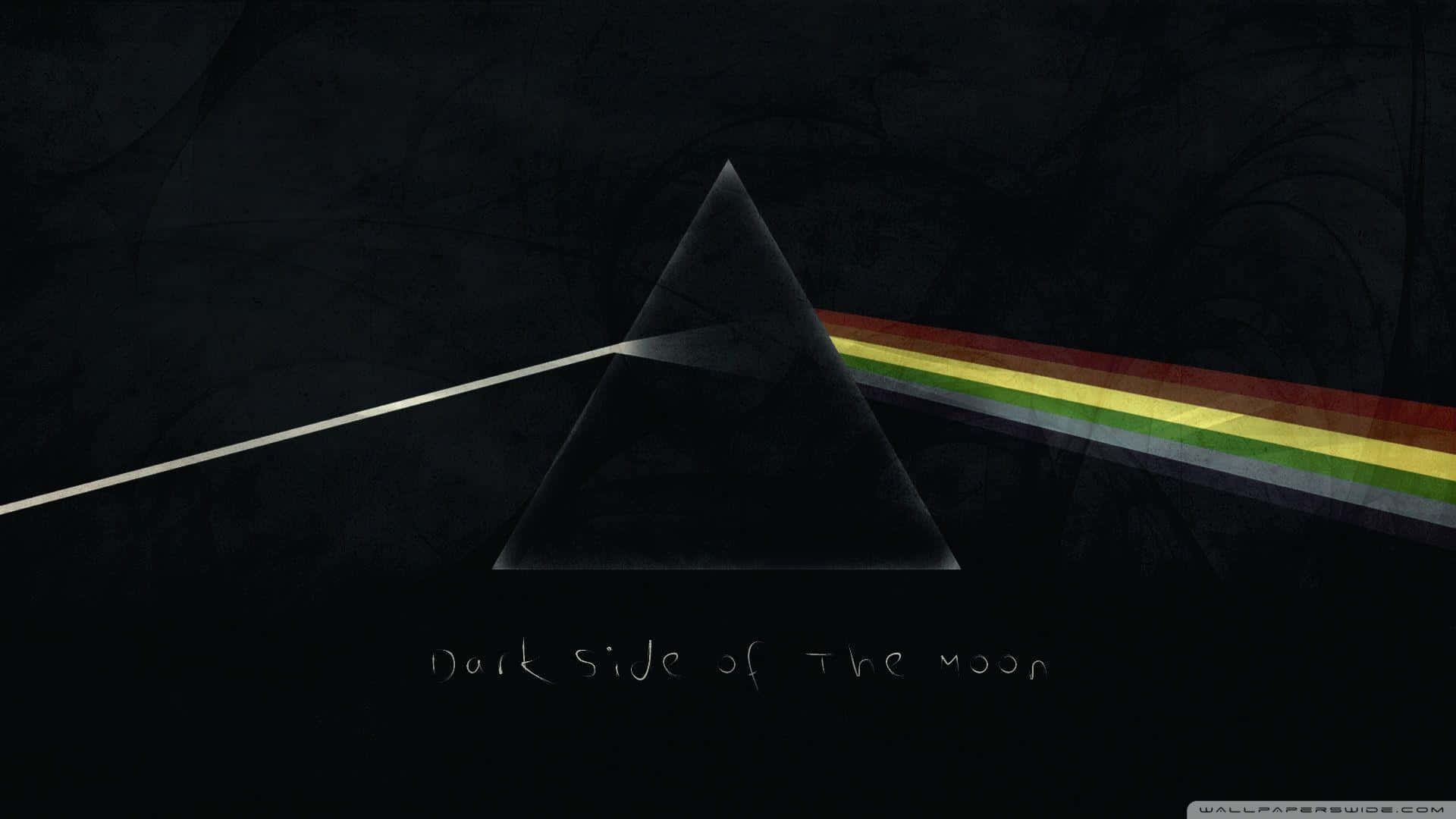 Dark Side Of The Moon 桌布 壁紙 — 黑色金字塔將白光折射成鮮豔的彩虹光譜，映襯在深色紋理背景上。