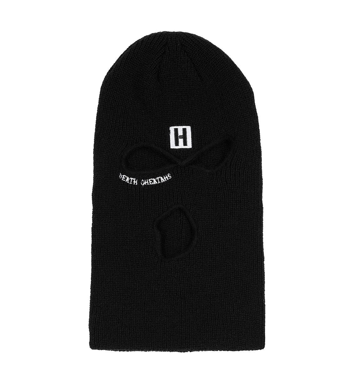 Black Ski Mask 桌布 壁紙 — 黑色針織巴拉克拉法帽，帶有白色刺繡標誌和文字，背景為純白色。