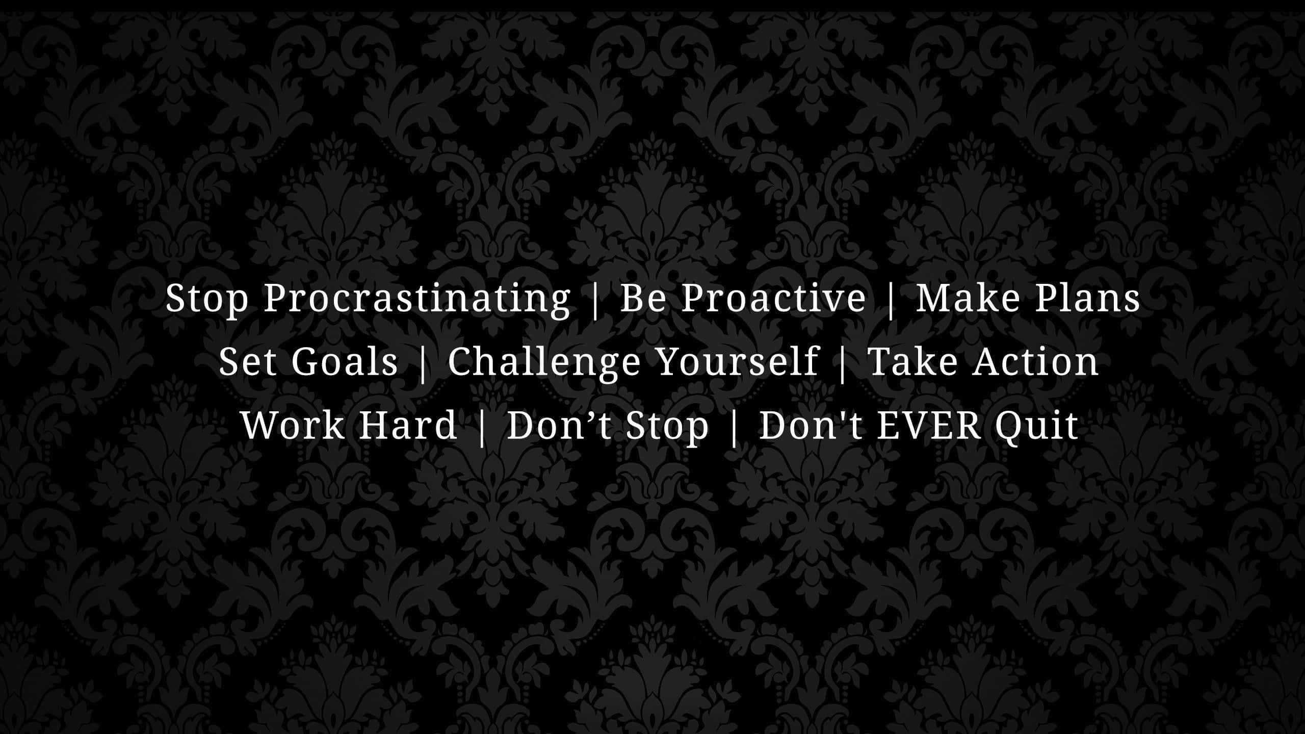 Motivational Quotes 桌布 壁紙 — 黑色錦緞壁紙背景上帶有重複裝飾花卉圖案的白色勵志文字。